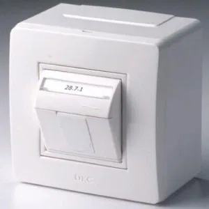 ДКС Коробка в сборе с 1 розеткой RJ45, кат.5е (телефон / компьютер), коричневая (розница) 10665B DKC ДКС Коробка в сборе с 1 розеткой RJ45, кат.5е (телефон / компьютер), коричневая (розница) 10665B DKC